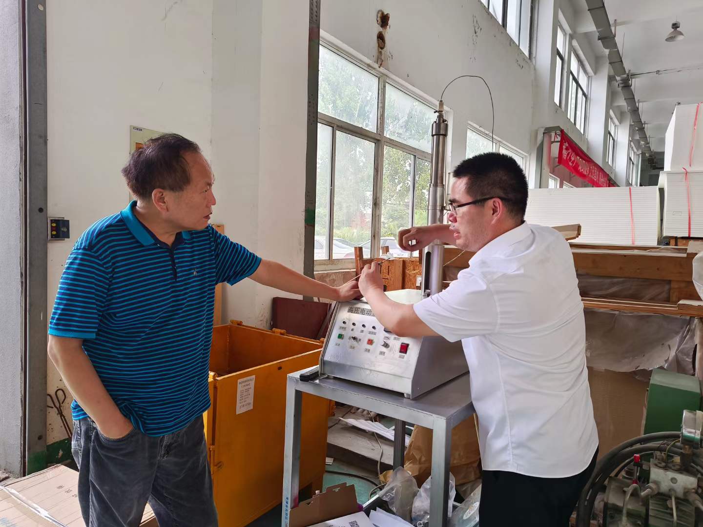 中國石油大學（北京）機械與儲運學院姬忠禮教授今日專程到魯米星公司研討交流超高壓玻璃的技術應用領域